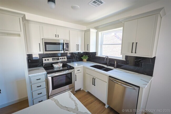 Building Photo - 112 W 2nd St