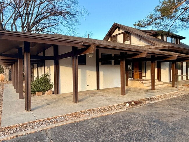 Building Photo - Vintage Home in an unbelievable location
