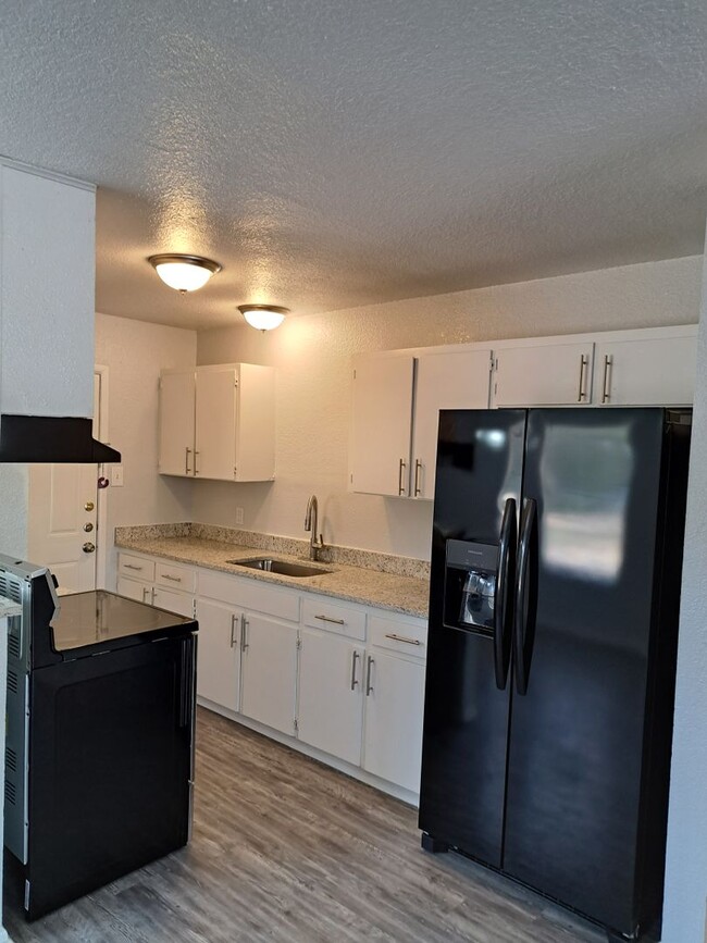 Building Photo - Large spacious Home