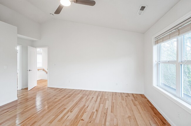 Building Photo - Gorgeous 4 Bed, 2.5 Bath House!