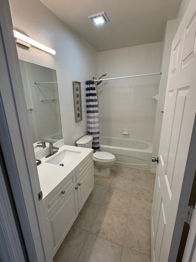 Building Photo - Bright & Beautiful 2/2 Condo in The Estate...