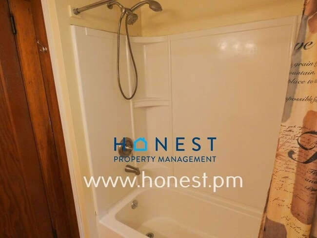 Building Photo - 523 Memorial Dr