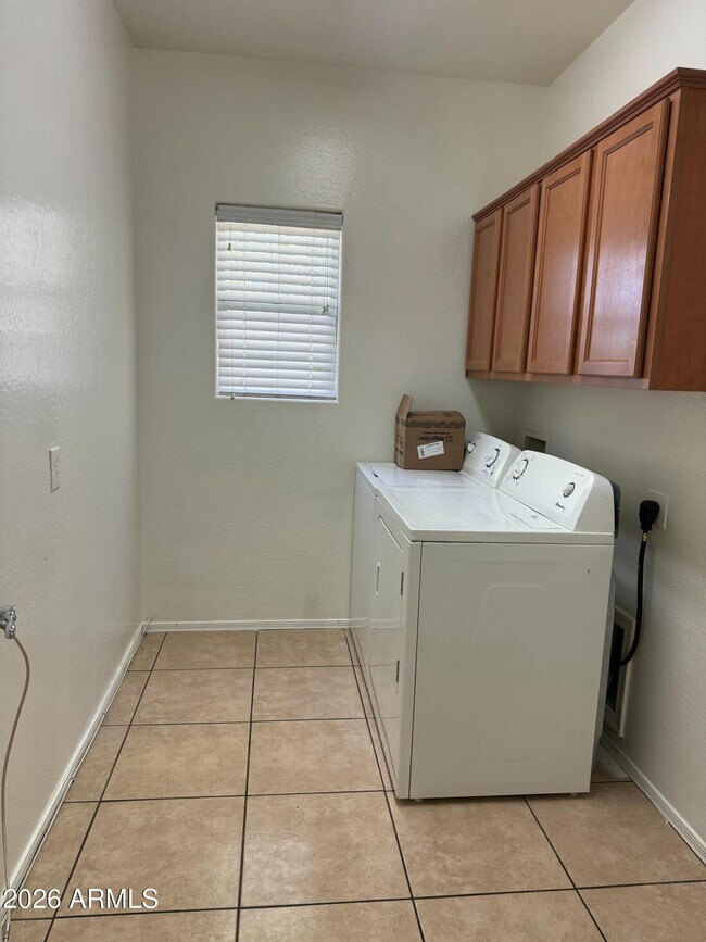 Building Photo - 8460 W Lewis Ave