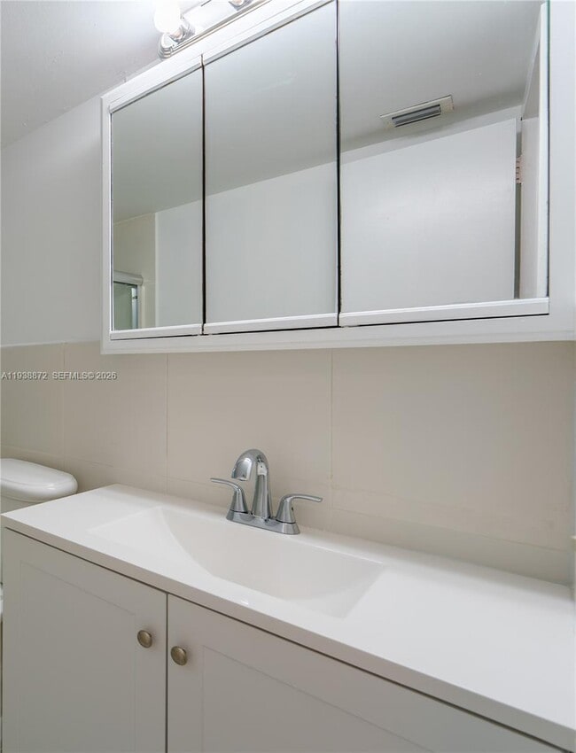 Building Photo - 720 Collins Ave