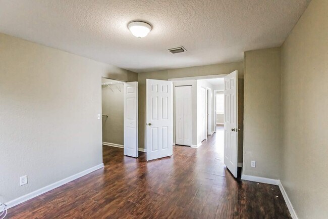 Building Photo - 964 Summit Lake Dr