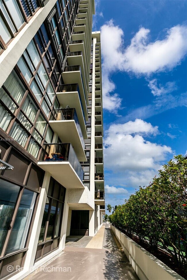 Building Photo - 600 NE 36th St