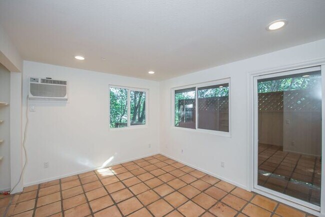 Building Photo - Anaheim Hills