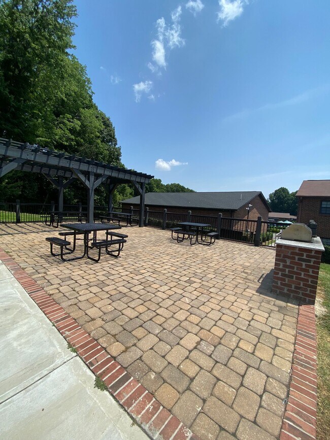 Building Photo - August Specials: $700 OFF select 1 Bedroom Apartments! ****
