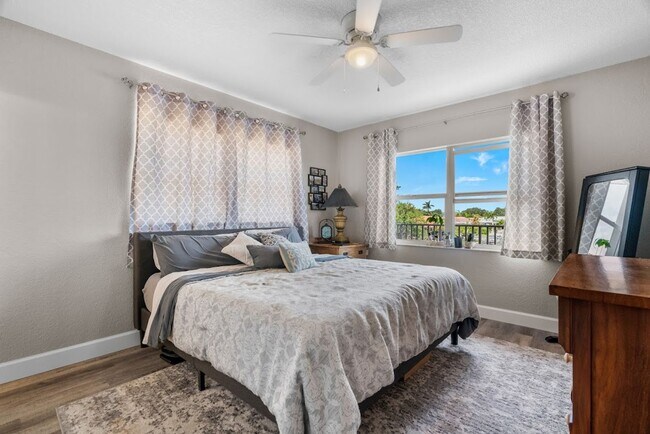 Building Photo - Waterfront Views! Fully updated 2/2 condo