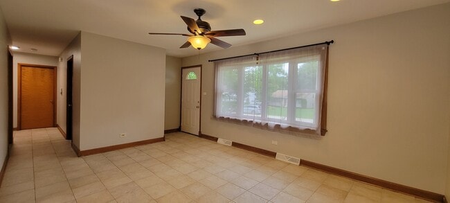 Building Photo - 532 Oakwood Dr