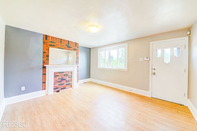 Building Photo - 4 br, 1 bath House - 1008 East Warrington ...