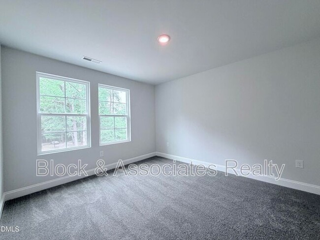 Building Photo - 824 Roane St