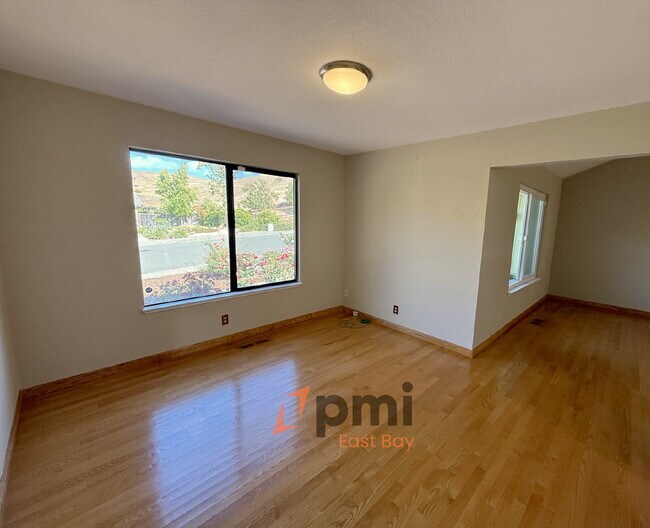 Building Photo - Well-Maintained 4-Bedroom Home in Prime Va...