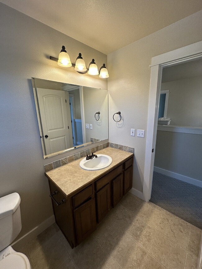 Building Photo - "Charming 4-Bed Home with Granite Accents & Hardwood Elegance in Meridian!"