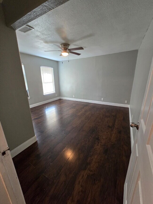 Building Photo - "Charming 2-Bed Duplex Retreat with Full Bath on Commercial Avenue – 842 Sq Ft of Cozy Living in ...