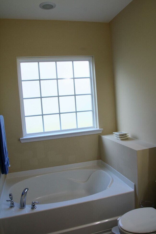 Building Photo - 4 Bdr/2.5 Bth 2048 sqft- Bradley Point - Savannah GA