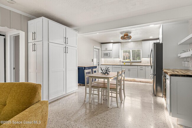 Building Photo - 285 Le Jeune Dr