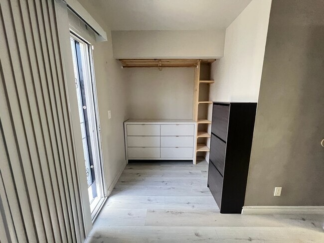 Building Photo - 1 bedroom, 1 bathroom, Condo located in Northwest