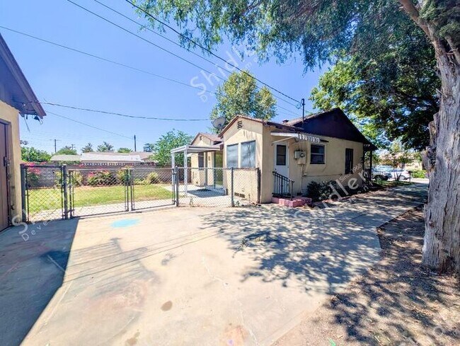 Building Photo - 2 Bedroom 1 Bath and 2 Massive Yard in North San Bernardino