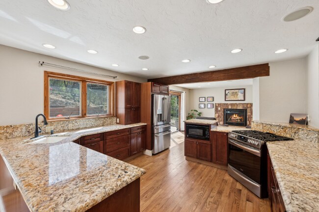 Building Photo - 711 S Bear Paw Ln