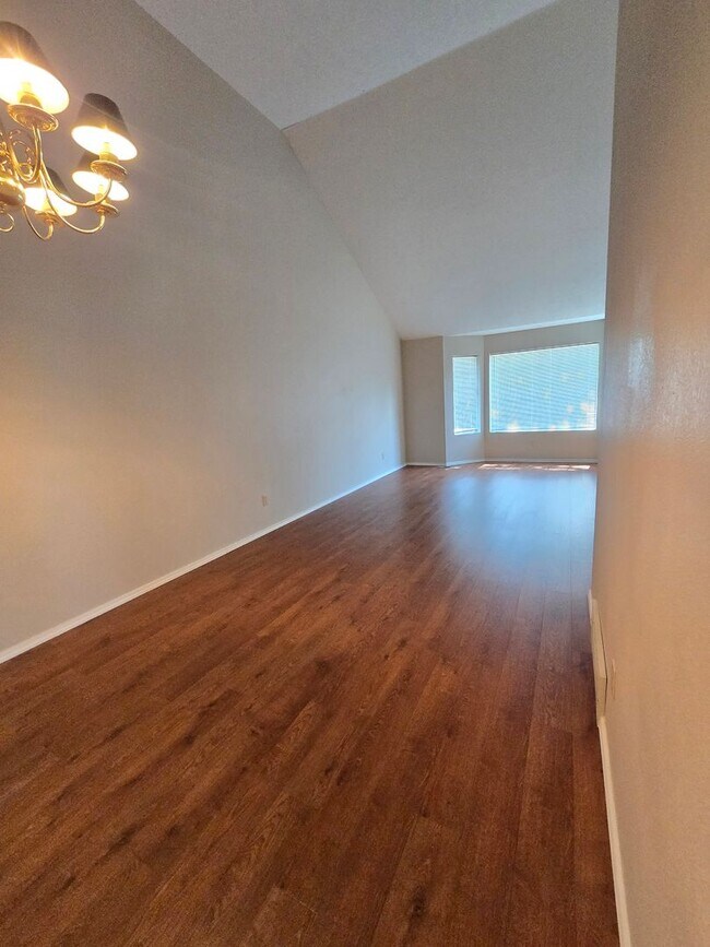 Building Photo - Cute home in the Great Brentwood Forest Ne...