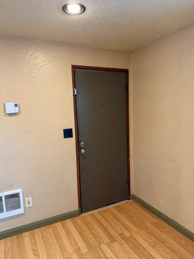 Building Photo - 1 bedroom, 1 bath duplex in Springfield!