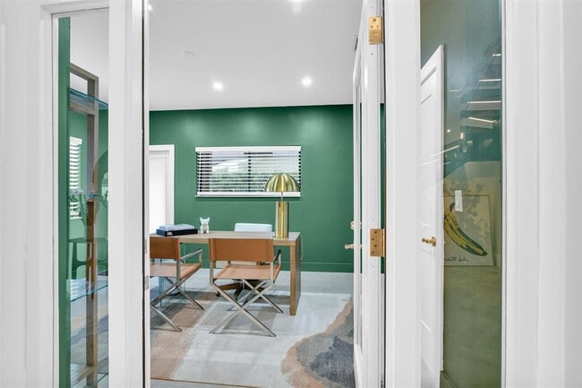 Building Photo - 319 S Riverside Dr