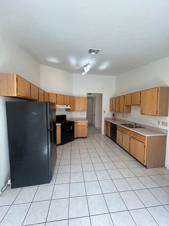 Building Photo - Comfortable & Attractive 3 Bedroom 2 Bath East Side Home Convenient to Everything