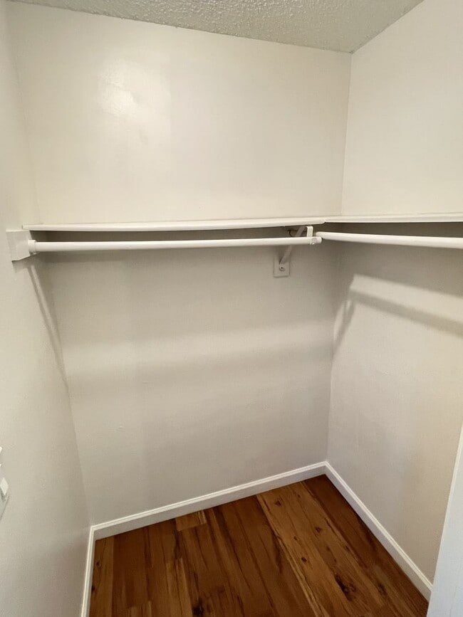 Building Photo - Fantastic 3 Bed 1.5 Bath End Unit Townhome in Orange!