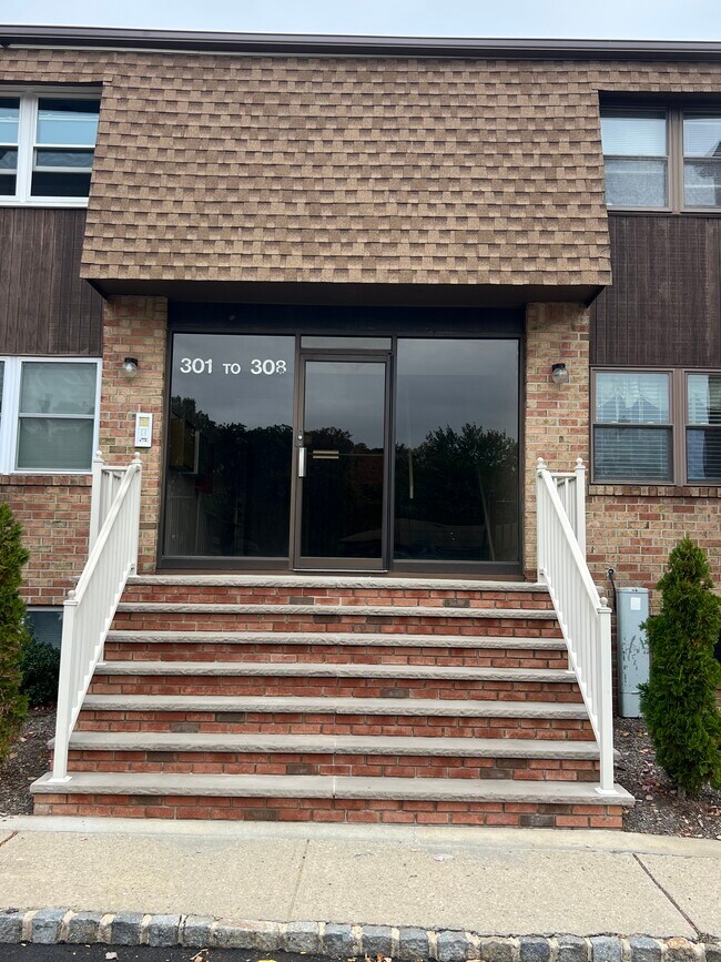 Building Photo - 306 Sharon Garden Ct