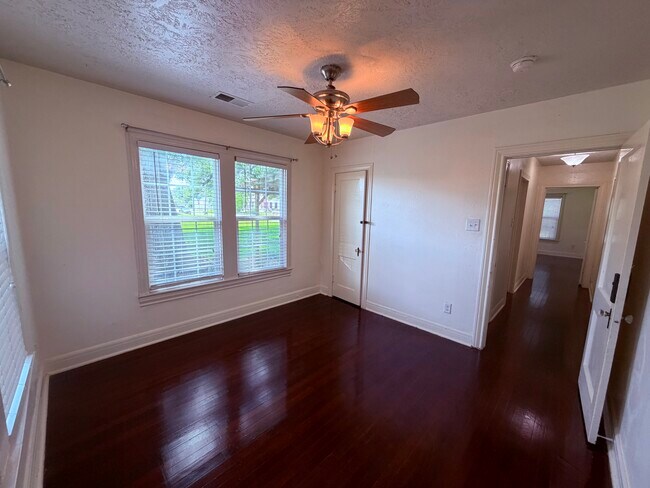 Building Photo - 212 W Hunnicutt Ave
