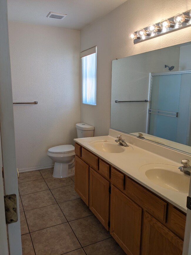 Building Photo - 3846 E Nicole Ave