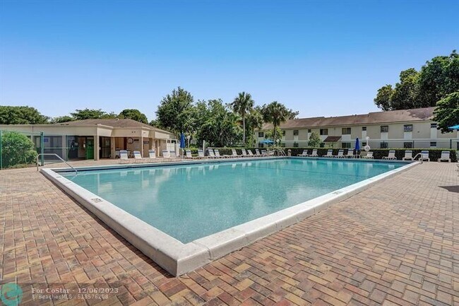 Building Photo - 703 Gardens Dr