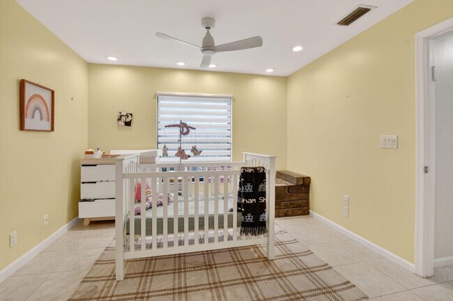 Building Photo - 10065 Camelback Ln
