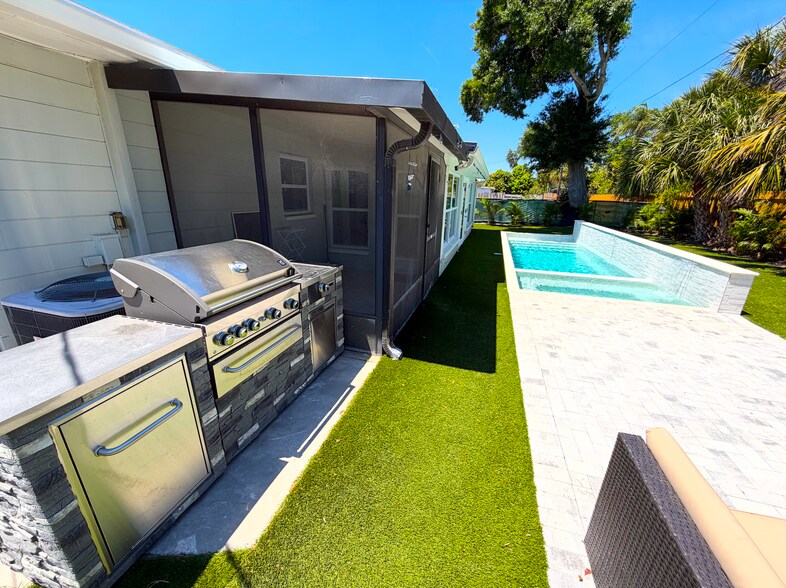 Building Photo - 5813 26th Ave N