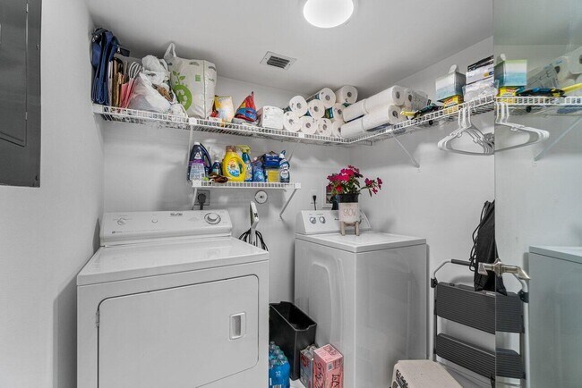 Building Photo - 5188 Oakhill Ln