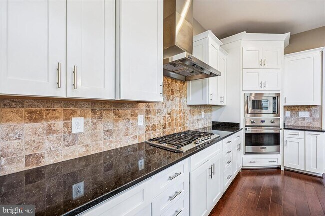 Building Photo - 448 Salk Cir
