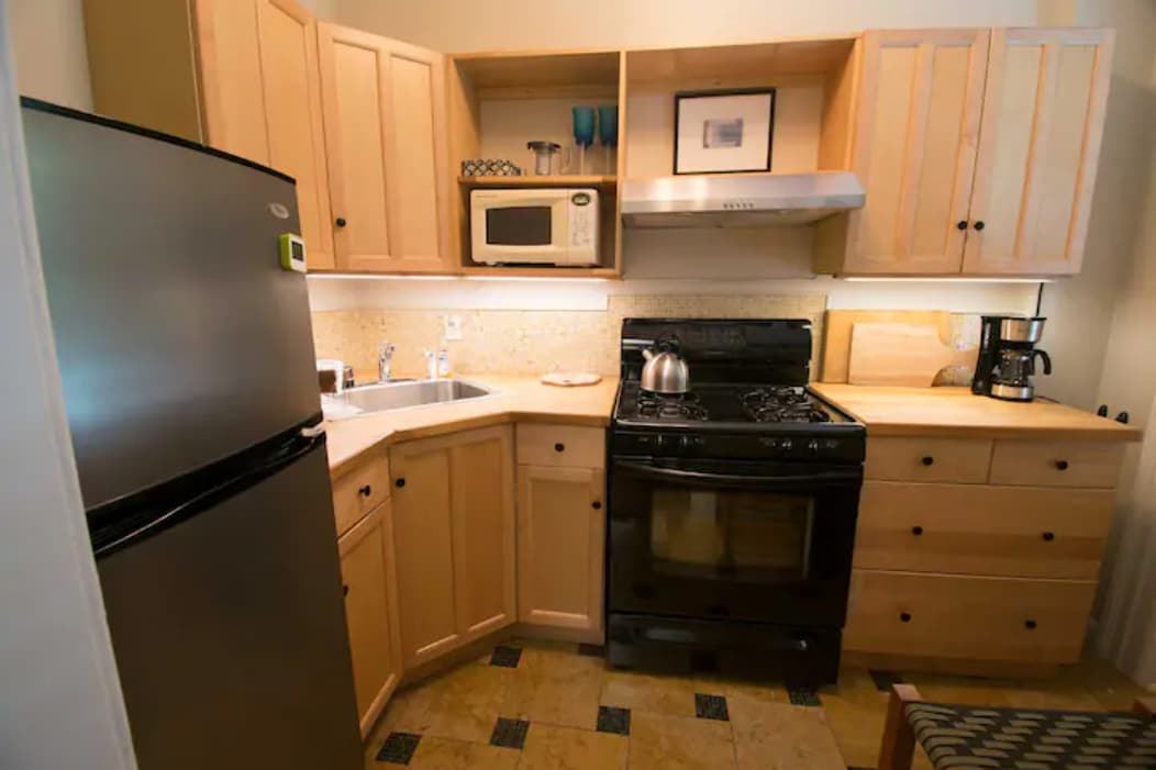 fully equipped separatekitchen - 18 Schermerhorn St