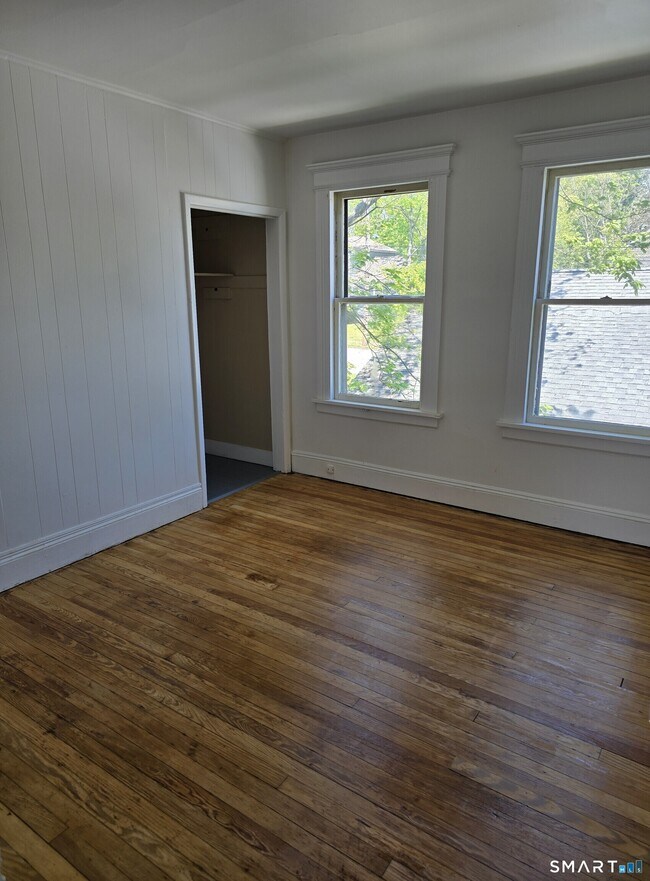 Building Photo - 985 Huntington Rd