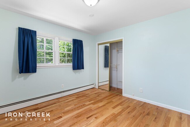 Building Photo - Spacious West Asheville Home with Dual Kit...