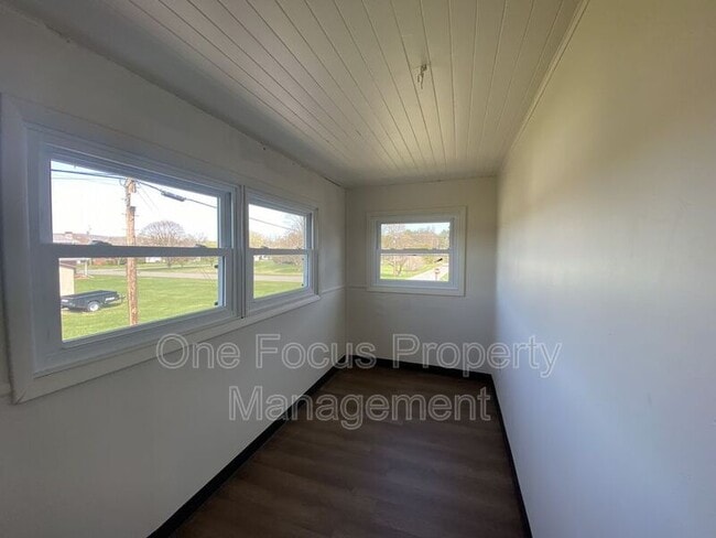 Building Photo - 935 E 2nd St