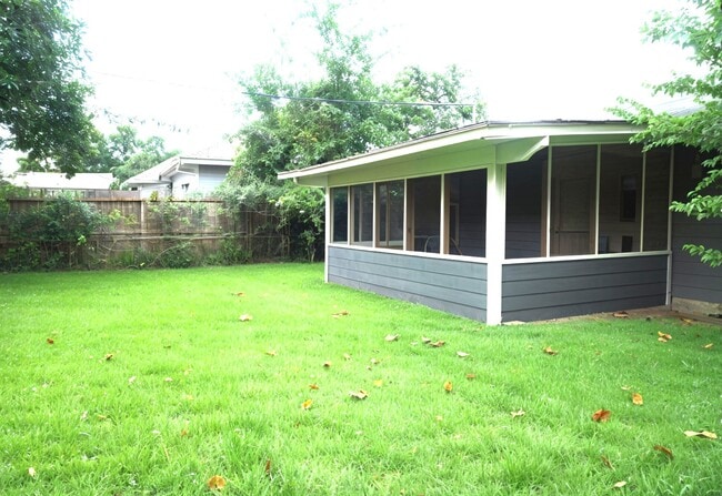 Building Photo - 232 Acacia St