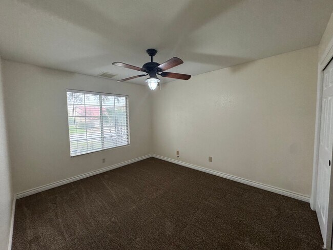 Building Photo - NE Bakersfield home with a sunroom!