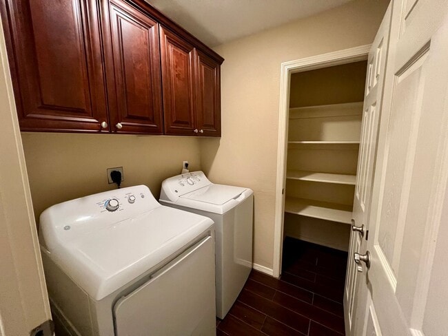 Building Photo - 511 Ridge Point Dr