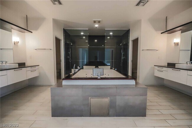 Building Photo - 900 S Las Vegas Blvd