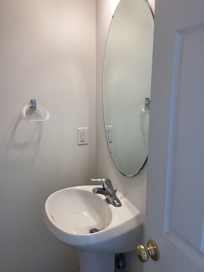 Building Photo - Bright 3 Bedroom, 2.5 Bath Townhome in Spring Grove Schools!!