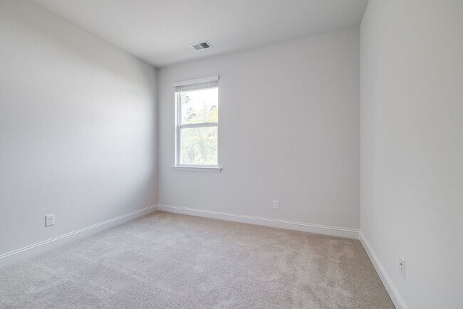 Building Photo - Beautiful 4 bedroom, 2 bathroom home locat...