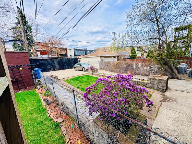 Building Photo - 3236 W Augusta Blvd