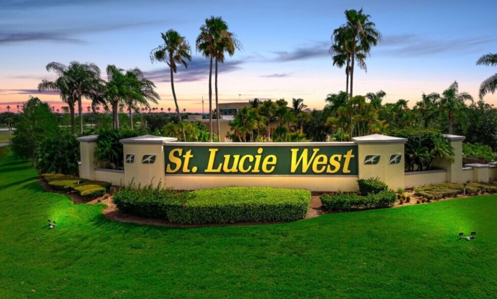 Building Photo - 895 SW Lake Charles Cir