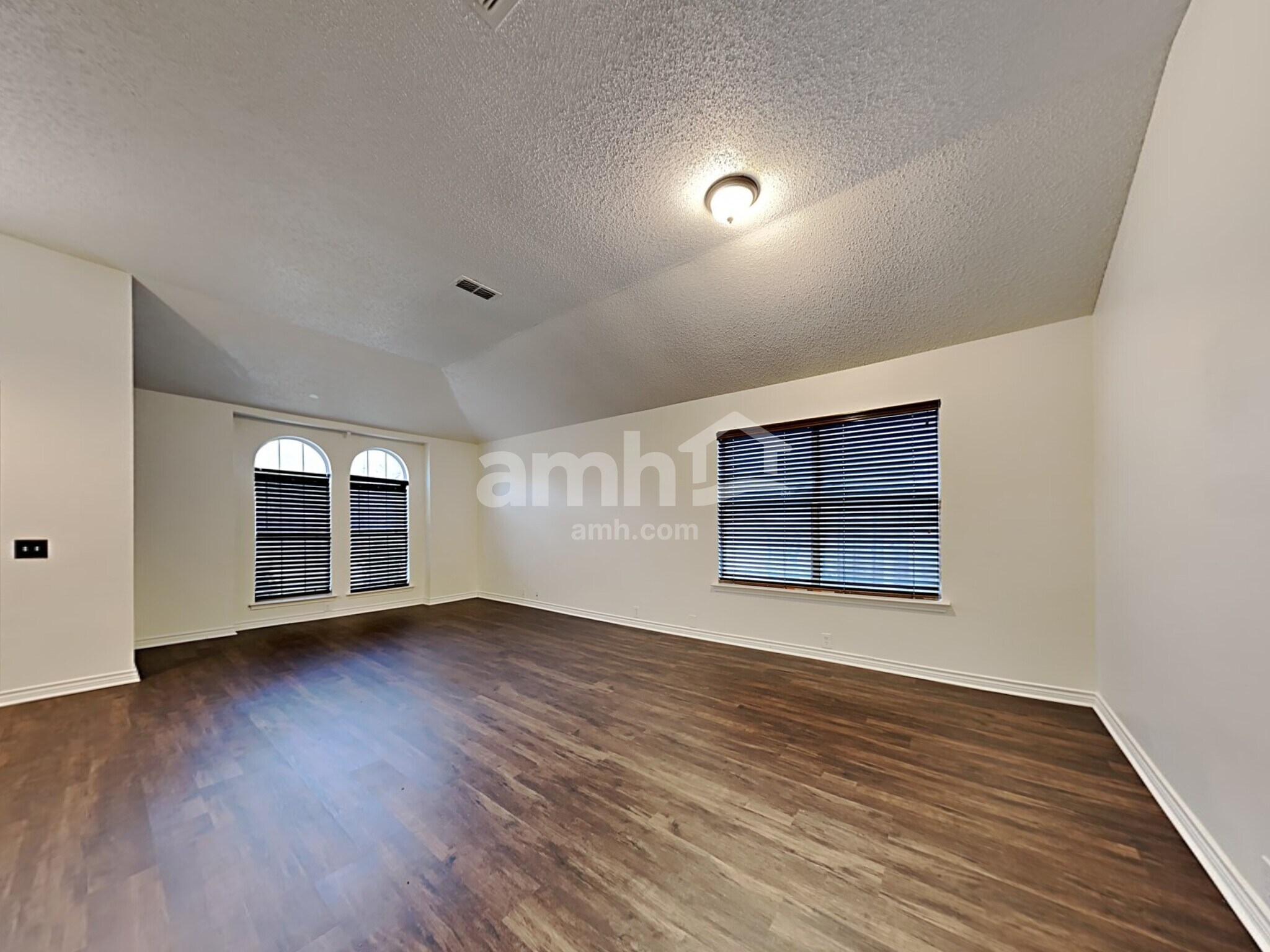 Building Photo - 933 Paddington Dr E